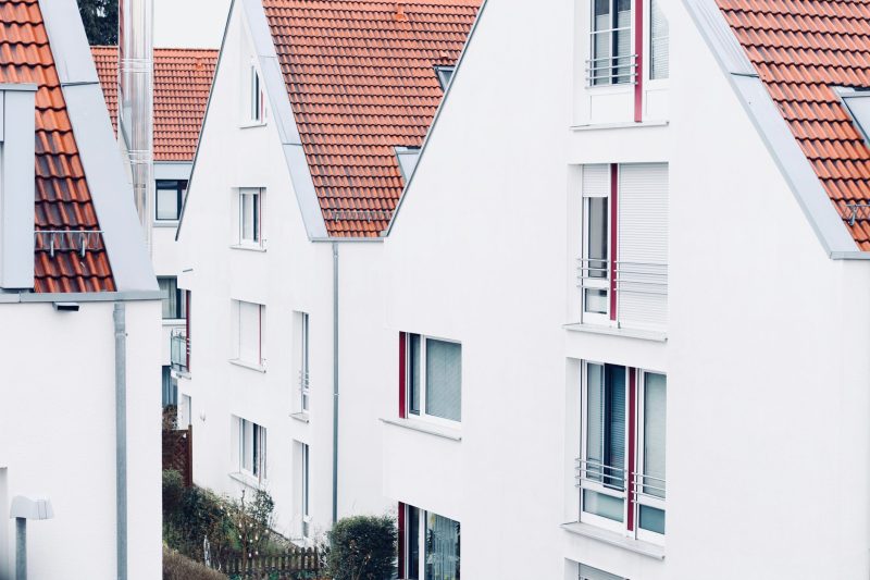 Home 144 White houses with red roofs create a clean and modern suburb 1782234031